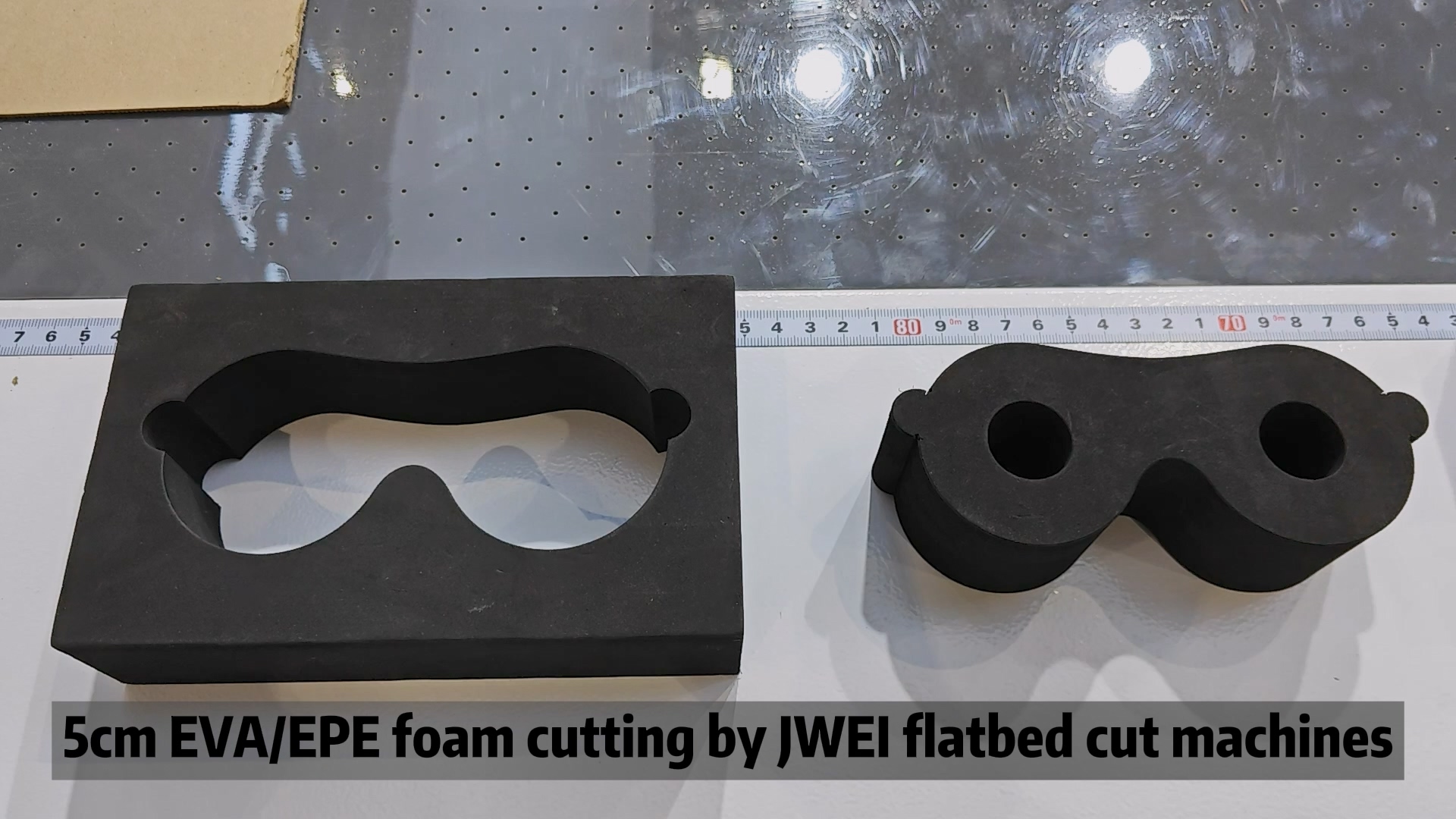 Multi-tool module on JWEI flatbed CNC cutter featuring oscillating knife and routing tools for foam